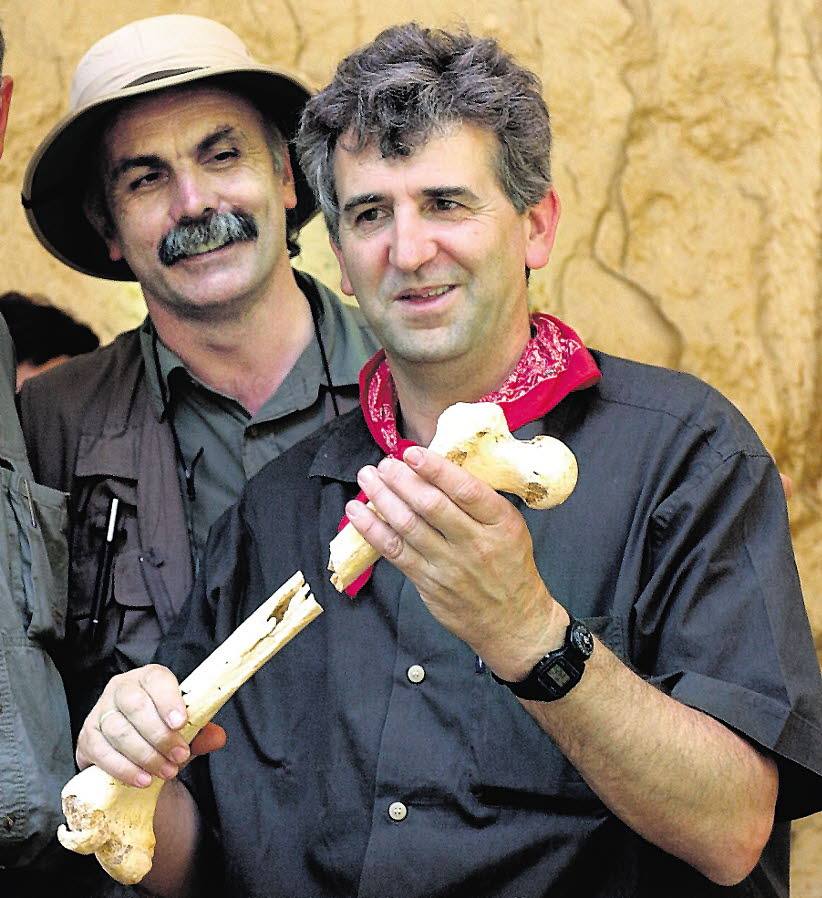 Juan Luis Arsuaga presenta al mundo un fémur humano completo hallado en la Sima de los Huesos.