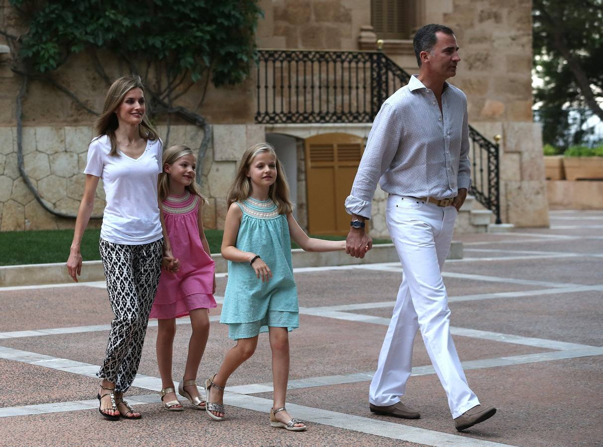 Felipe y Letizia posan por primera vez como Reyes en Marivent