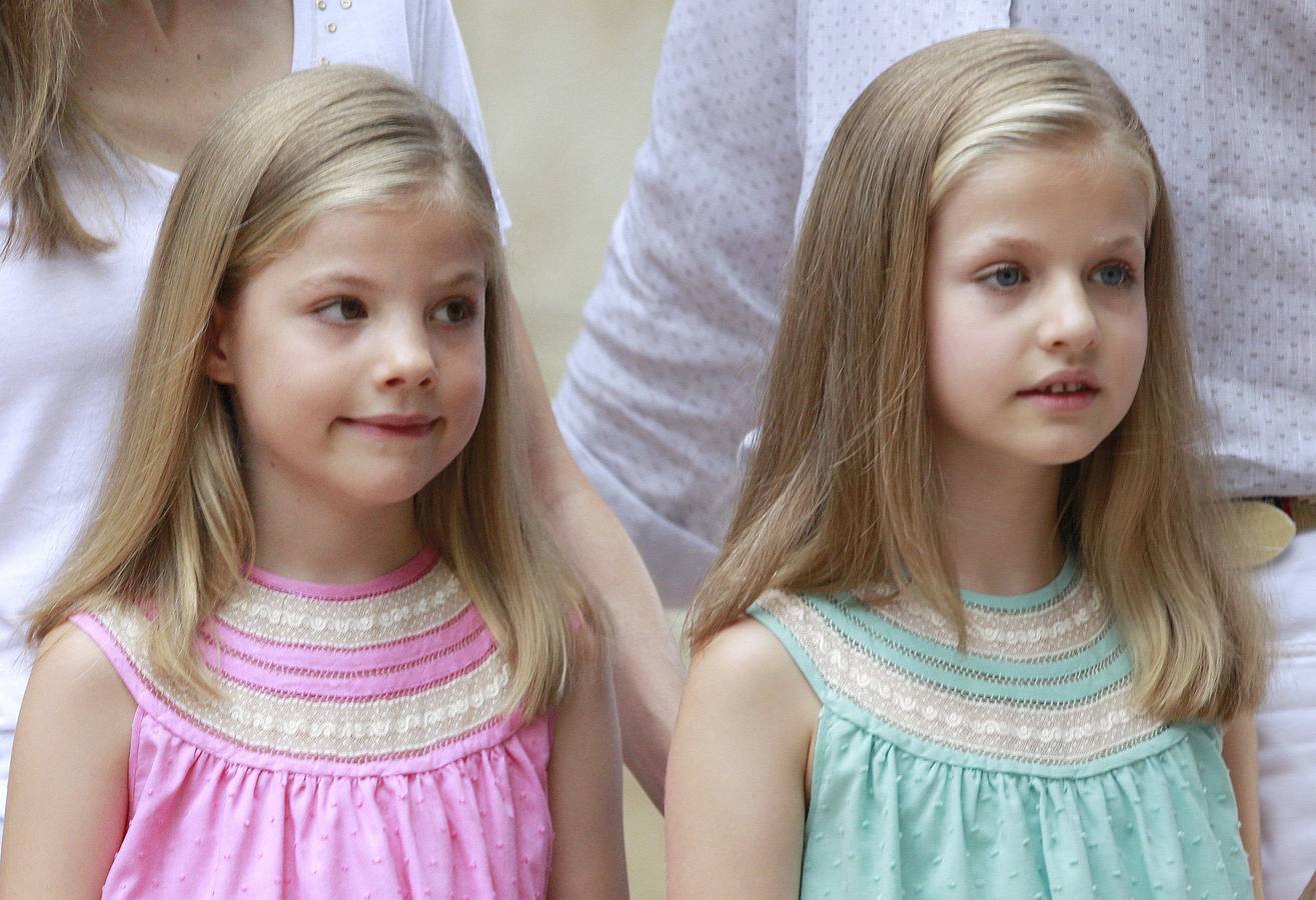 Felipe y Letizia posan por primera vez como Reyes en Marivent