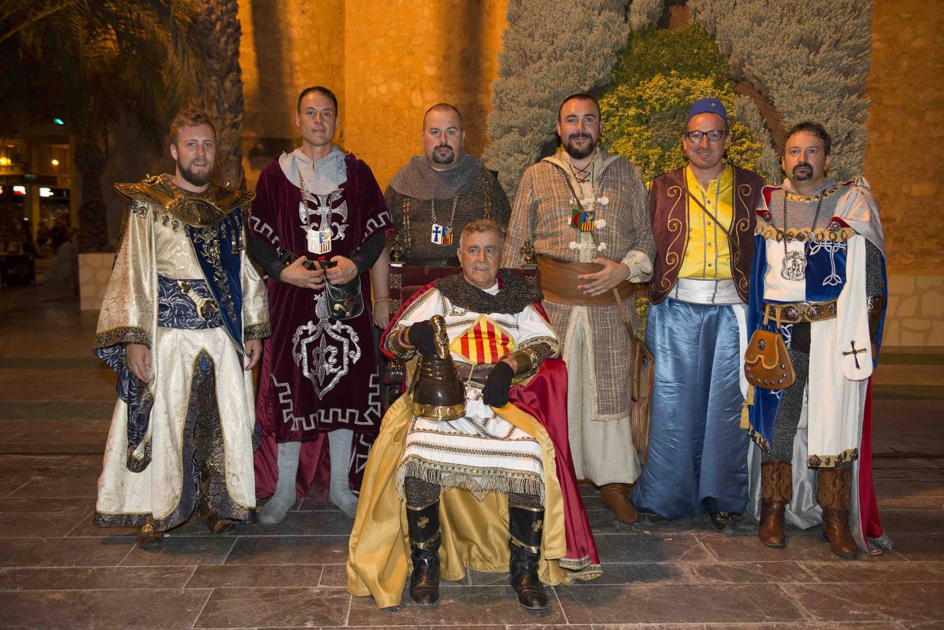 Pequeños y mayores disfrutan de los Moros y Cristianos de Elche