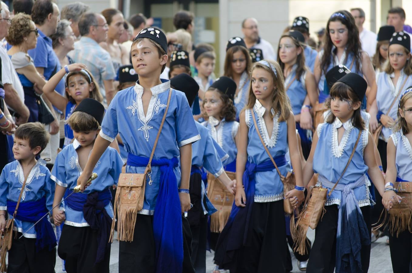 Pequeños y mayores disfrutan de los Moros y Cristianos de Elche