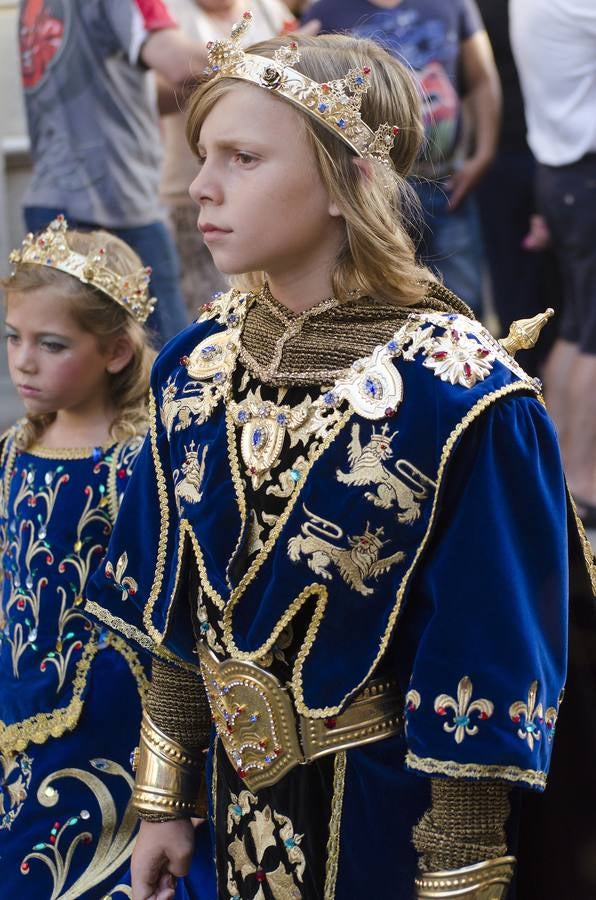 Pequeños y mayores disfrutan de los Moros y Cristianos de Elche