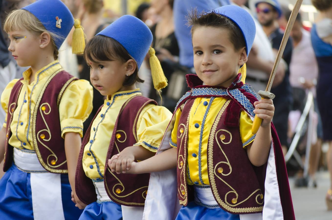 Pequeños y mayores disfrutan de los Moros y Cristianos de Elche