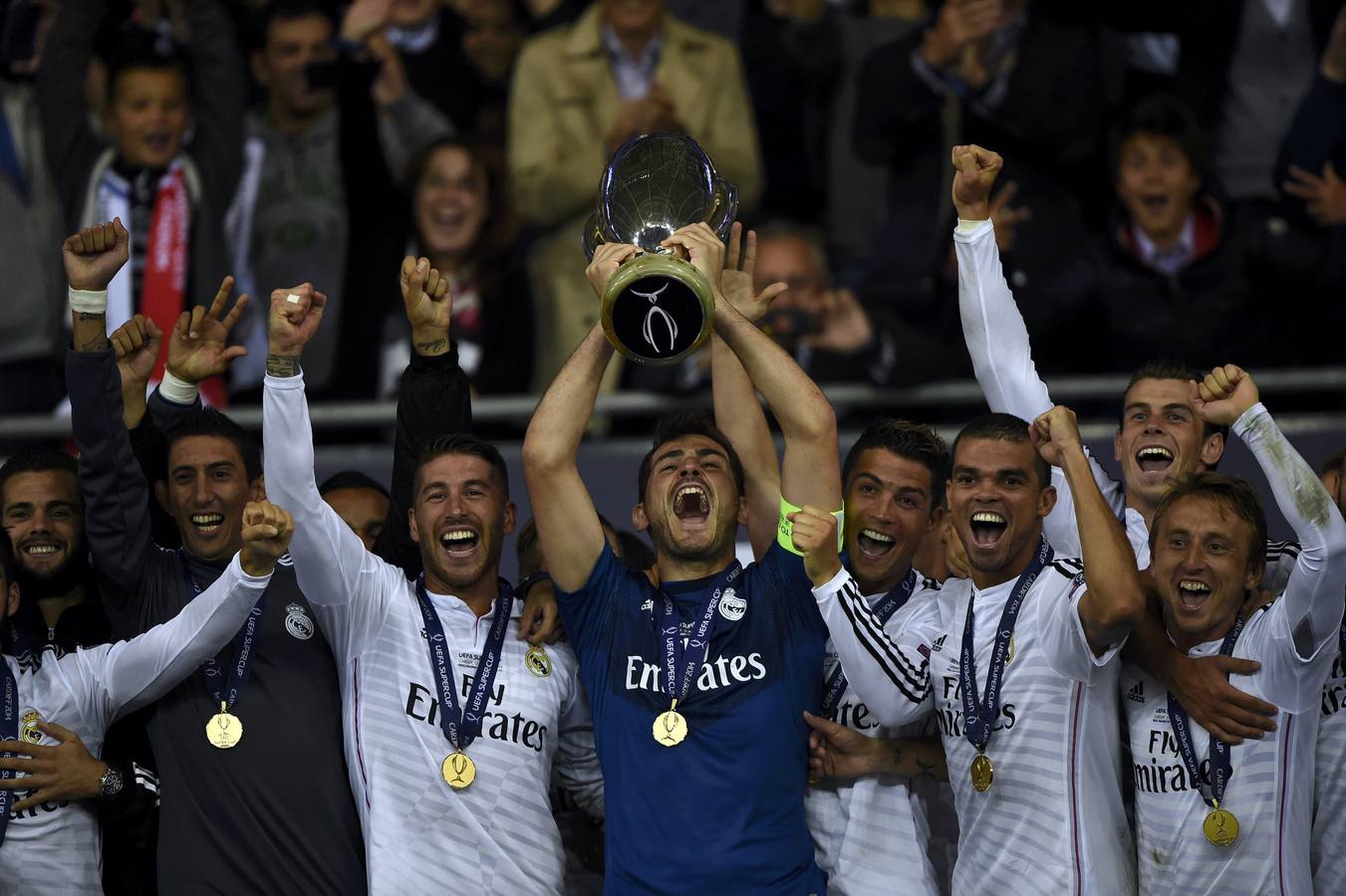 Casillas alza la copa de campeones.