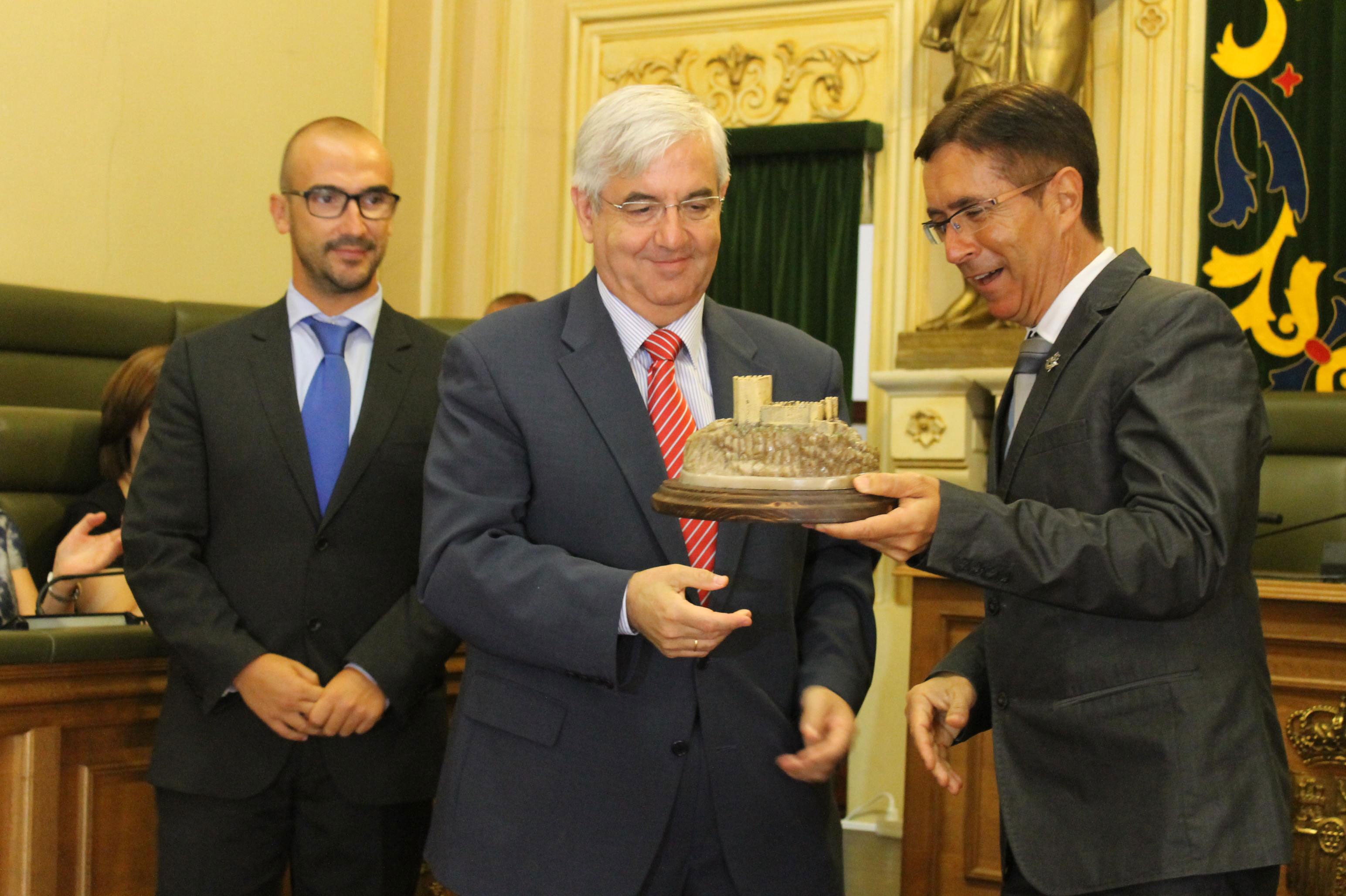 El Ayuntamiento acoge el acto oficial de hermanamiento entre las Fiestas de Jumilla y Requena