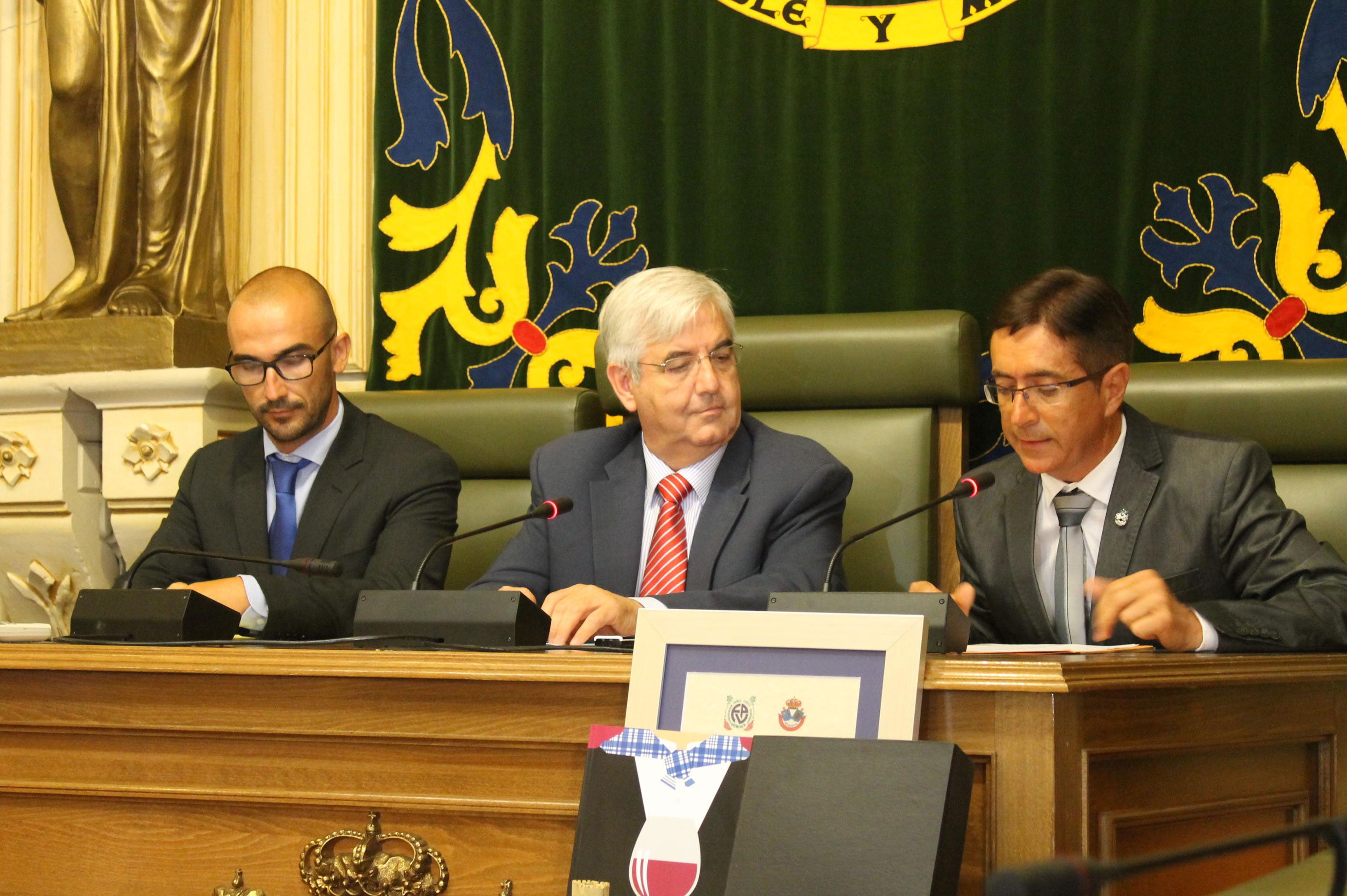 El Ayuntamiento acoge el acto oficial de hermanamiento entre las Fiestas de Jumilla y Requena