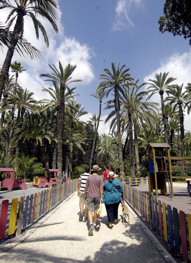 Los turístas visitan el Parque Municipal de Elche