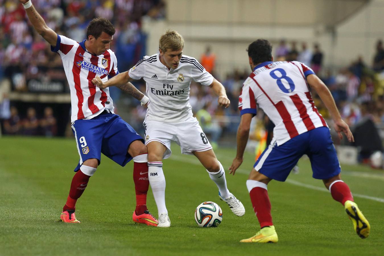 Kroos, ante Mandzukic y Raúl García.