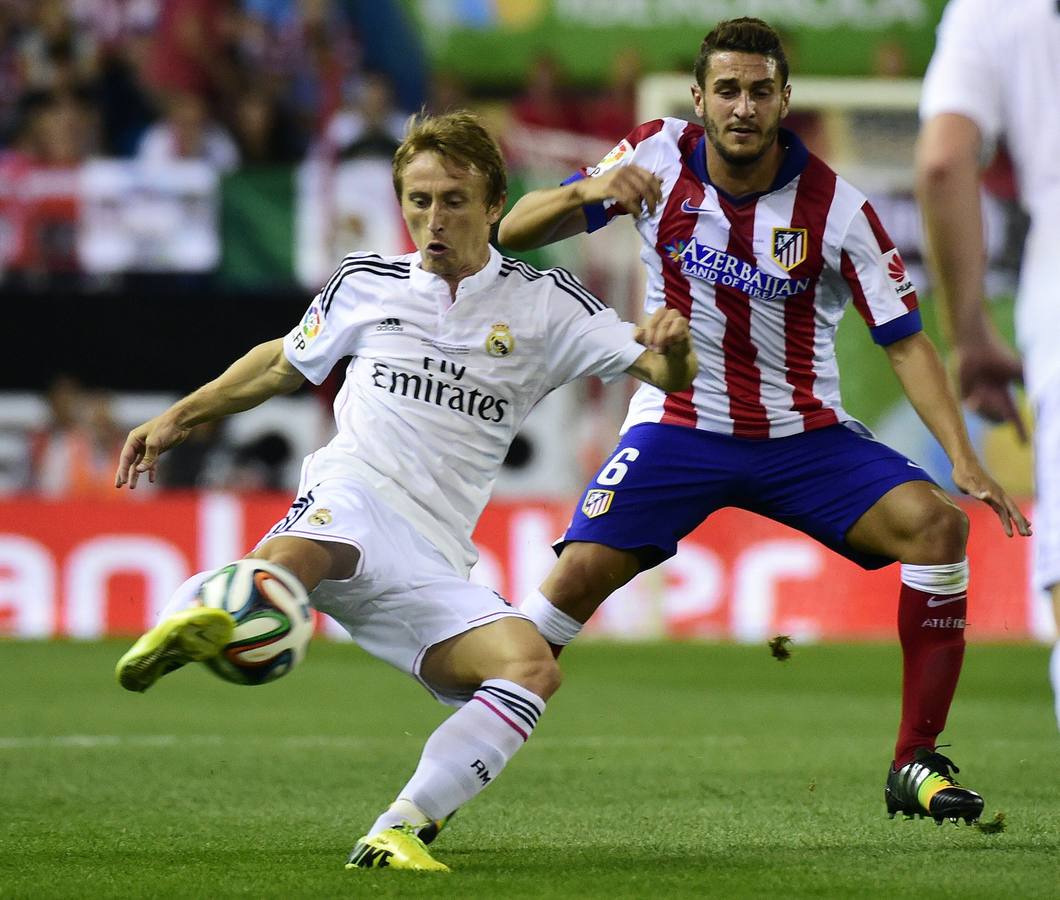 Modric controla un balón ante Koke.