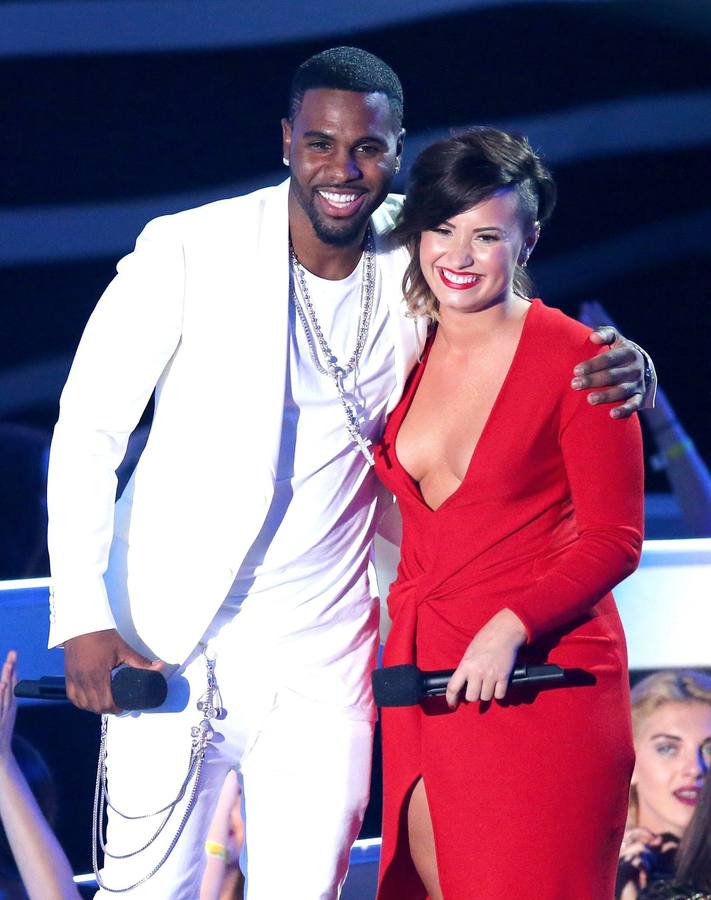 Jason Derulo y Demi Lovato, en un momento de la gala.