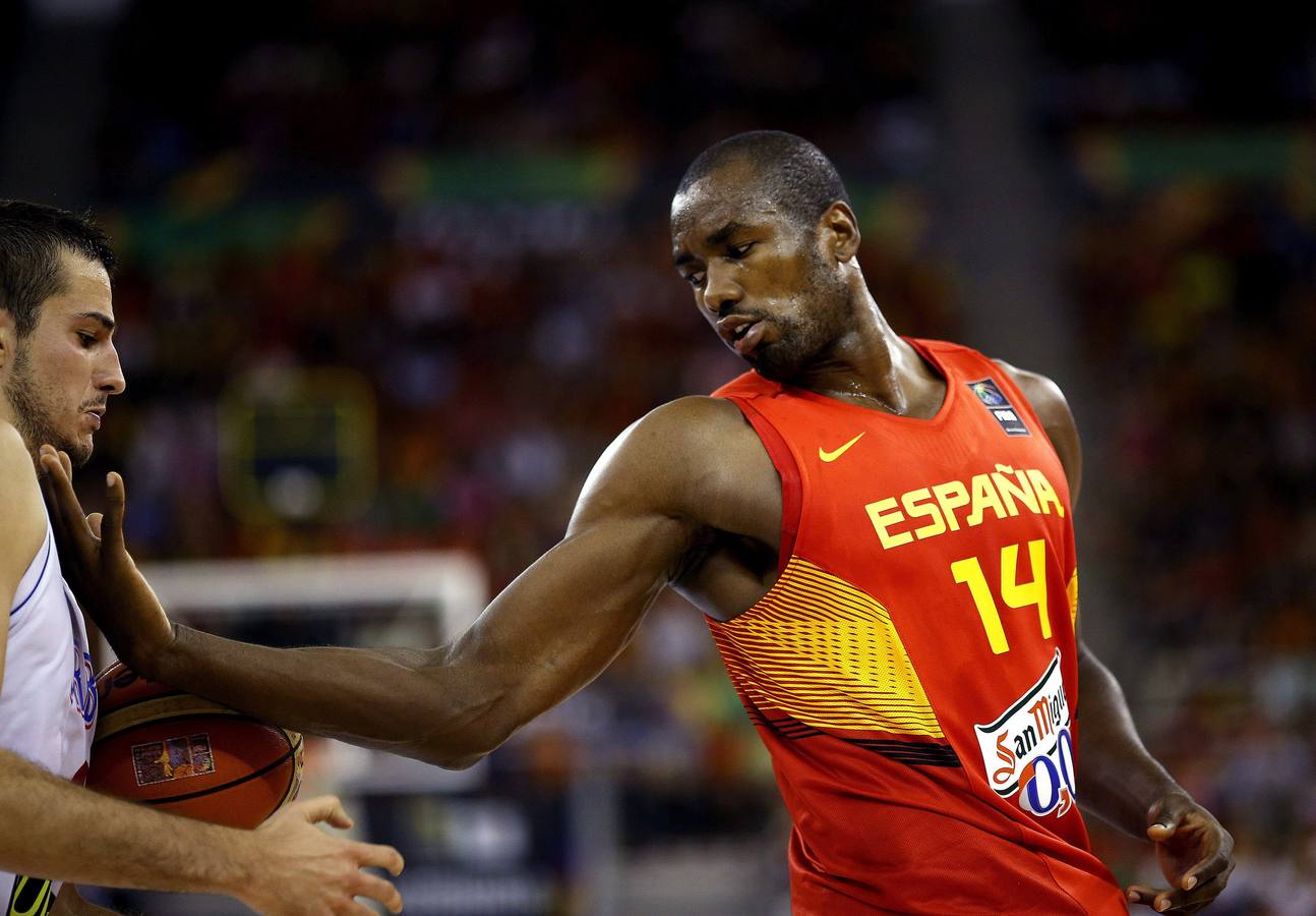 Ibaka lucha por el balón con Nemanja Bjelica.