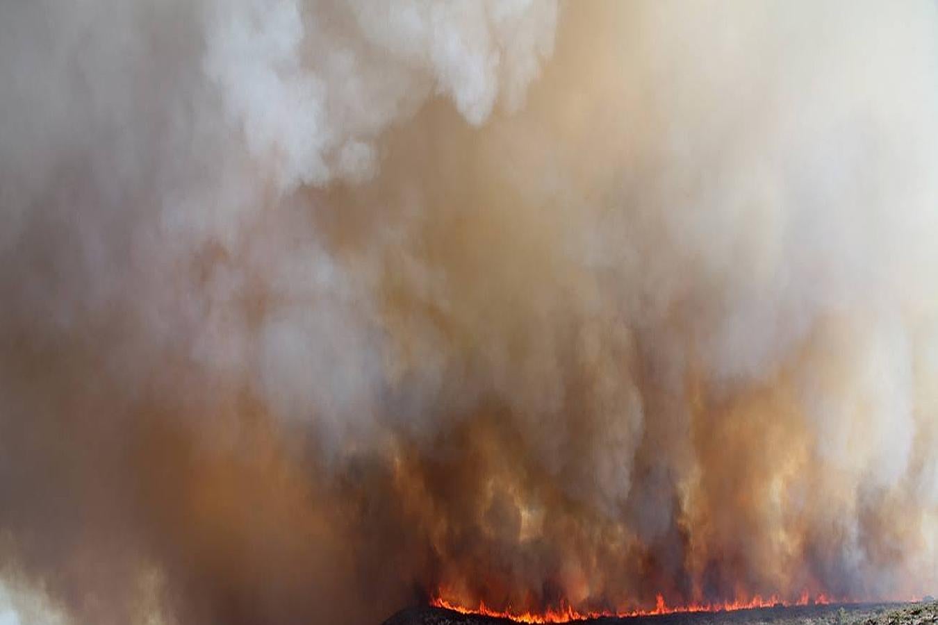 Un incendio en Xàbia y Dénia quema el Montgó y obliga a desalojar viviendas