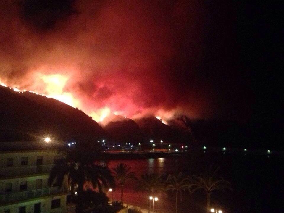 Un incendio en Xàbia y Dénia quema el Montgó y obliga a desalojar viviendas