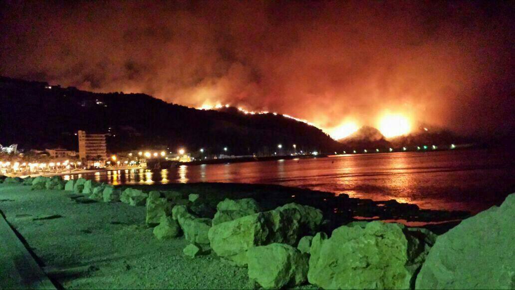 Un incendio en Xàbia y Dénia quema el Montgó y obliga a desalojar viviendas