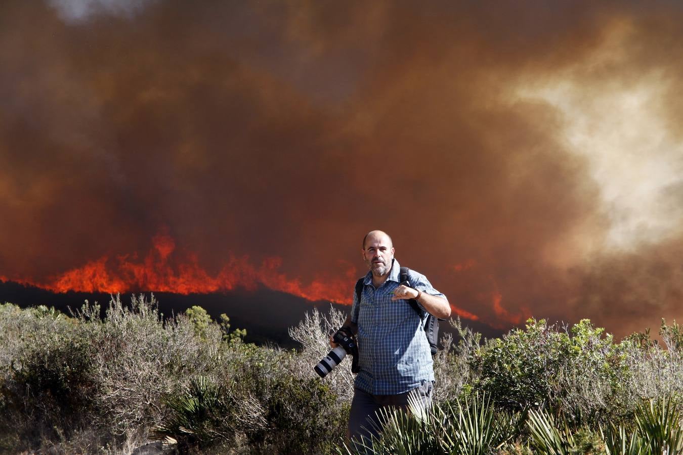 Un incendio en Xàbia y Dénia quema el Montgó y obliga a desalojar viviendas