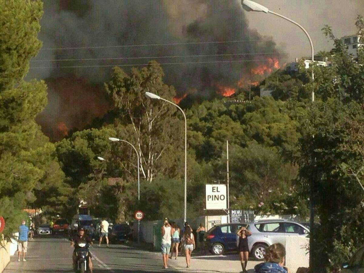 Un incendio en Xàbia y Dénia quema el Montgó y obliga a desalojar viviendas