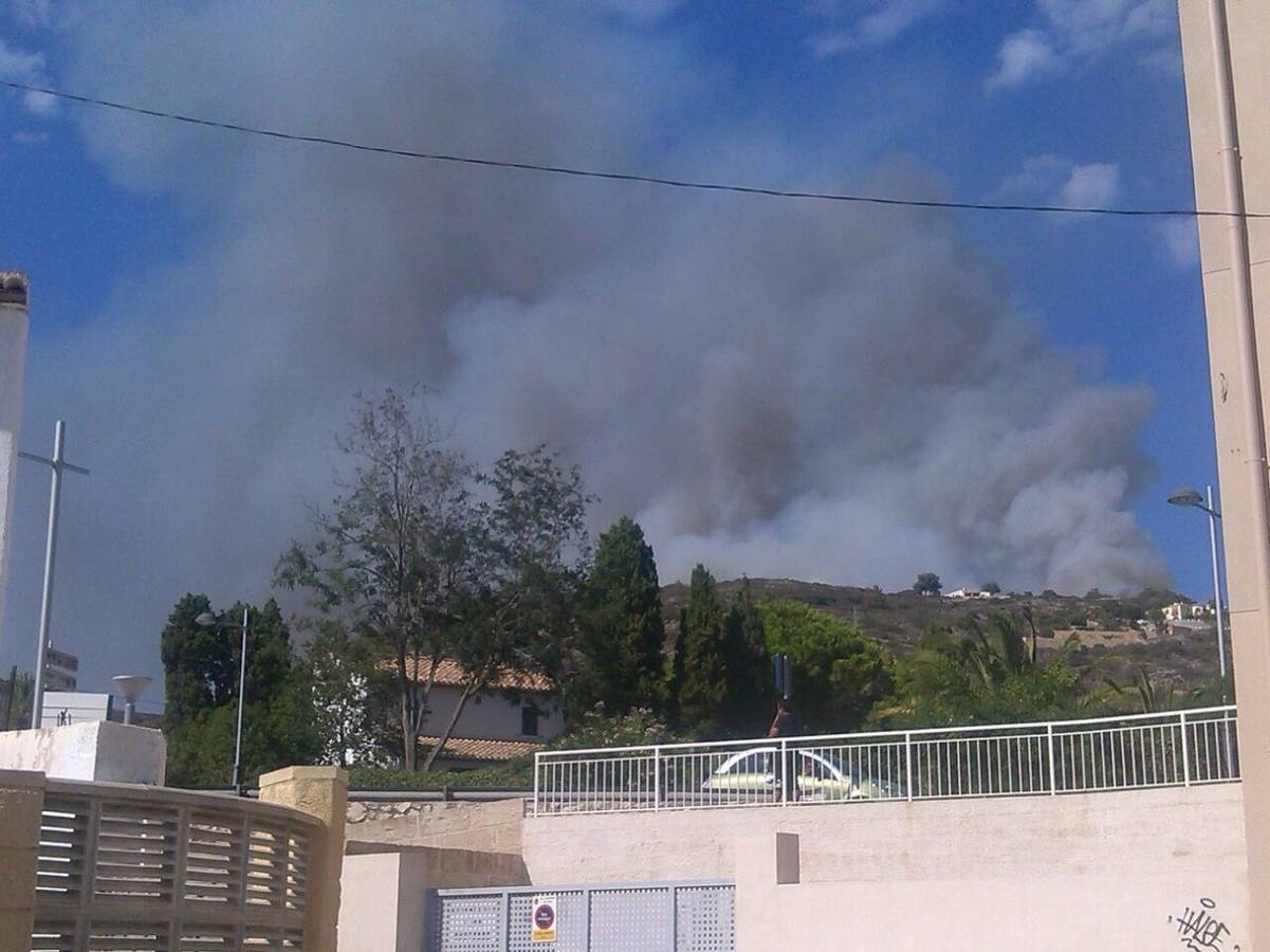 Un incendio en Xàbia y Dénia quema el Montgó y obliga a desalojar viviendas