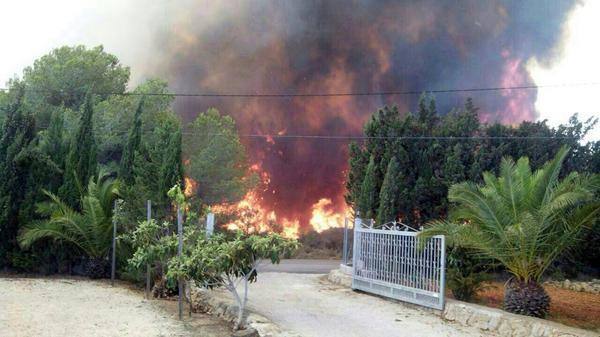 Un incendio en Xàbia y Dénia quema el Montgó y obliga a desalojar viviendas