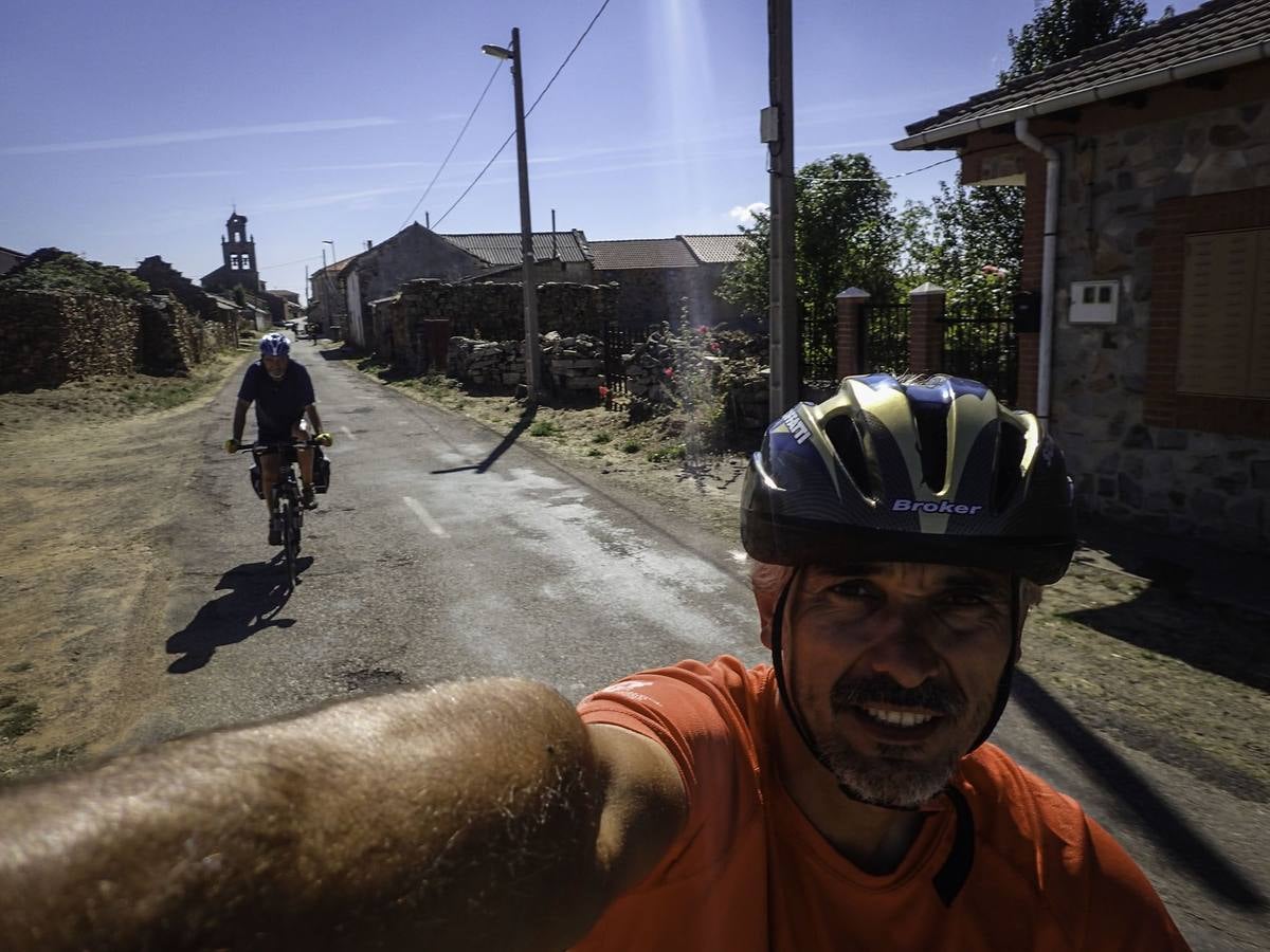 Dos vecinos de Molins viajan desde Italia a la Plaza del Obradoiro en bici