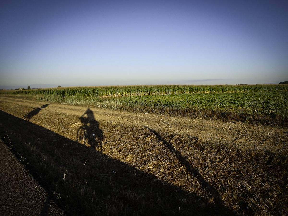 Dos vecinos de Molins viajan desde Italia a la Plaza del Obradoiro en bici