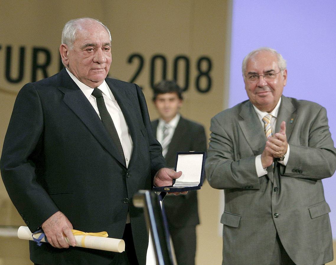 Isidoro Álvarez recibe la medalla de oro de Asturias en 2008 de manos de el entonces el presidente del Principado, Vicente Álvarez Areces.