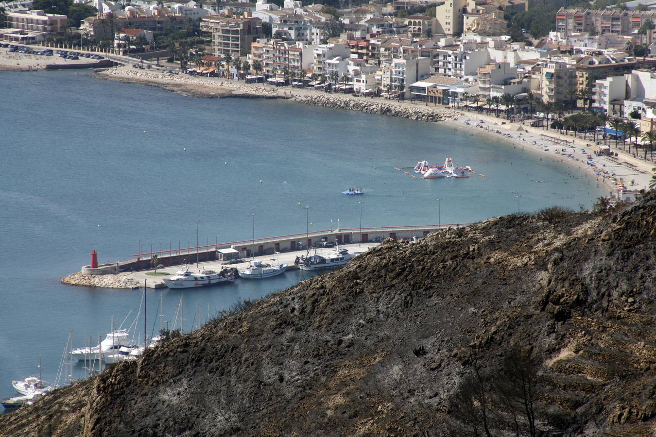 Tareas de limpieza tras el incendio forestal en el parque natural del Montgó