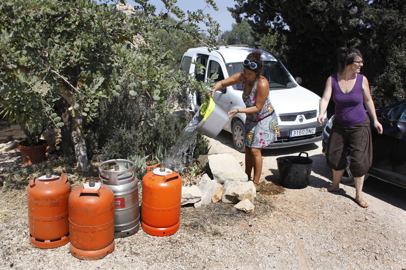 Tareas de limpieza tras el incendio forestal en el parque natural del Montgó