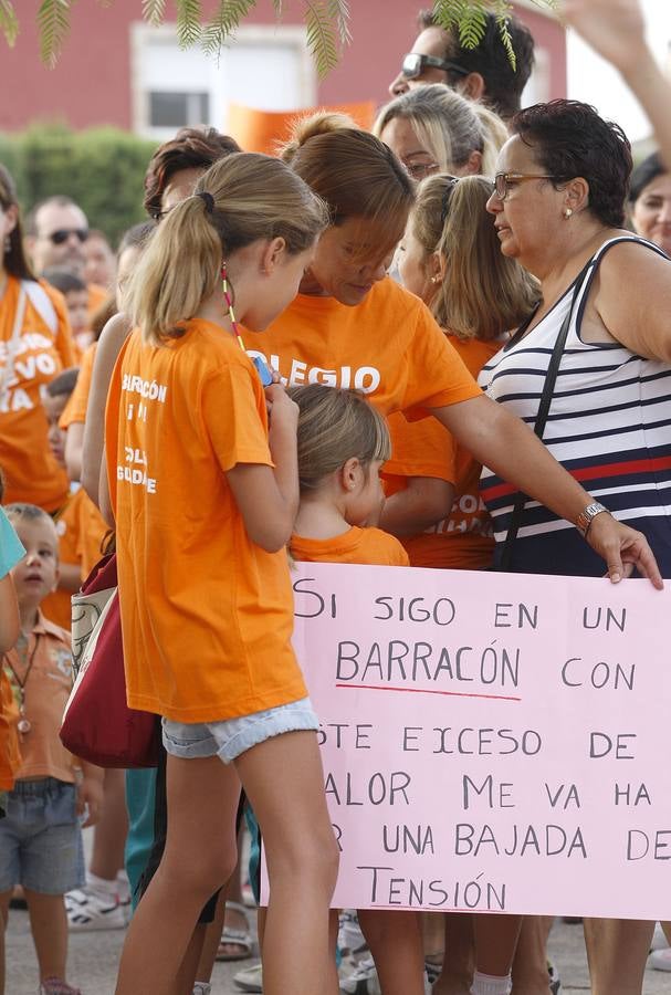 Padres del colegio de Guadalupe cortan la carretera como protesta por los &#039;barracones&#039;