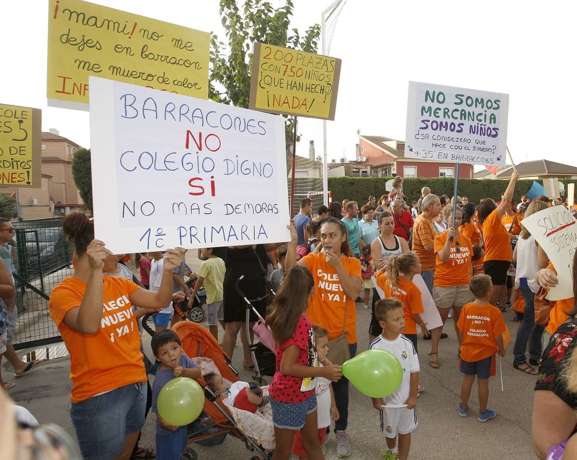 Padres del colegio de Guadalupe cortan la carretera como protesta por los &#039;barracones&#039;