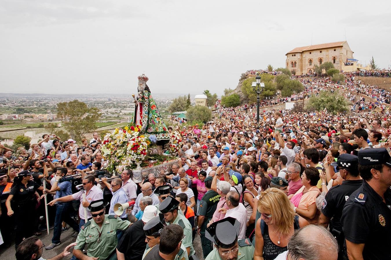 Ambiente de fiesta en el monte por la Romería