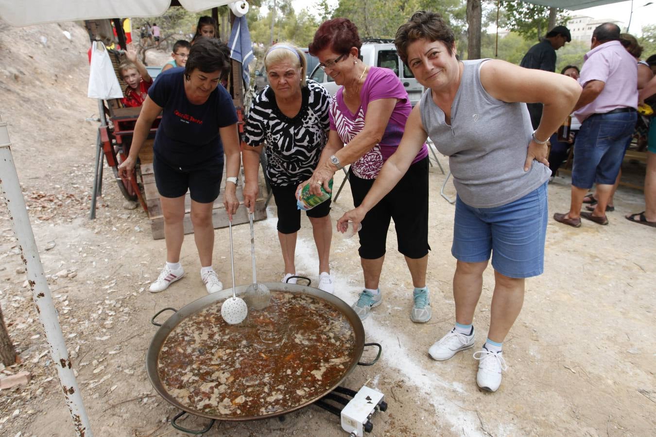Ambiente de fiesta en el monte por la Romería
