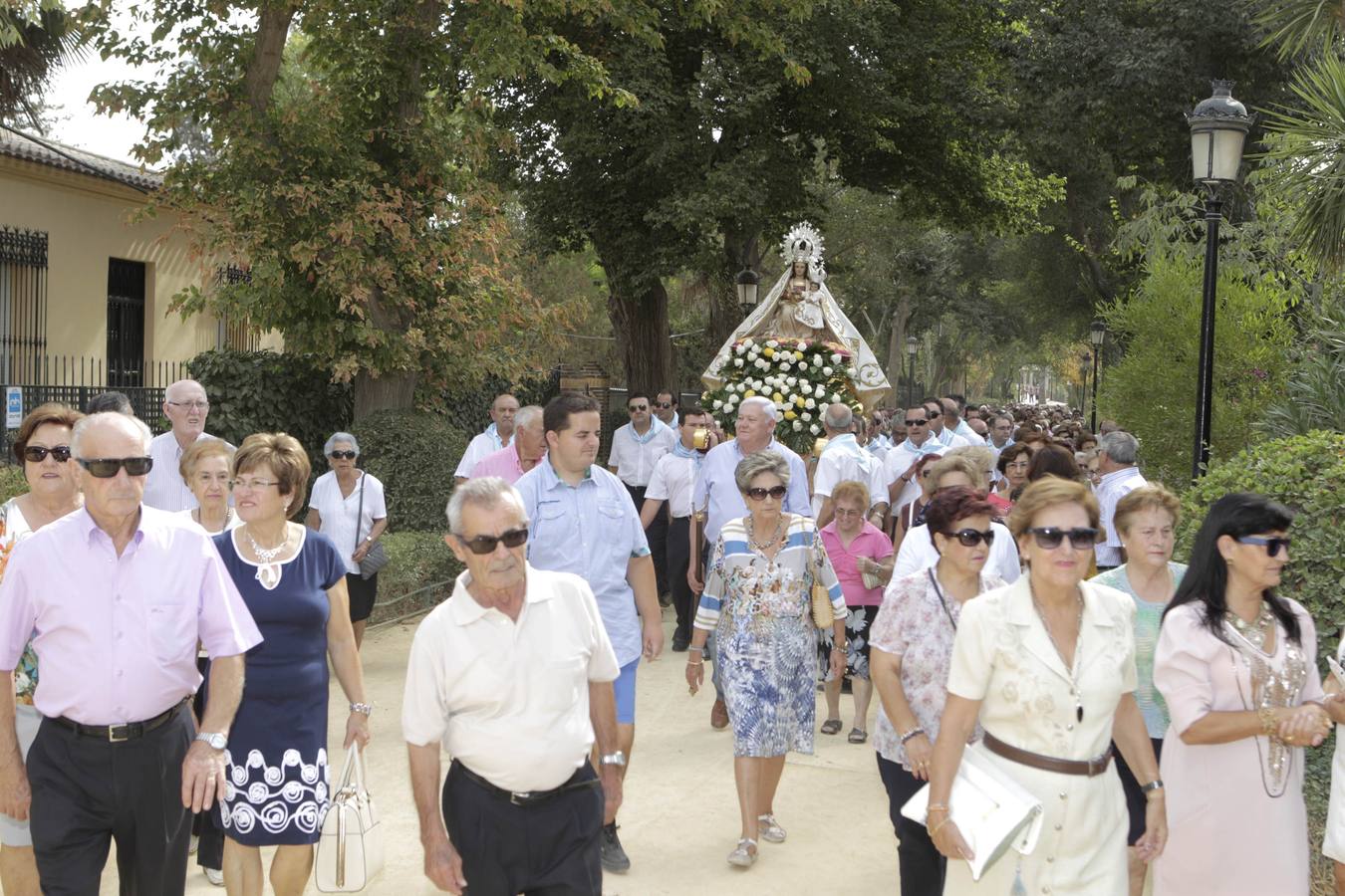 La alamedas se quedan pequeñas para acoger a los fieles de la Virgen de las Huertas
