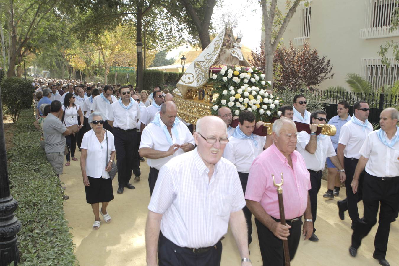 La alamedas se quedan pequeñas para acoger a los fieles de la Virgen de las Huertas
