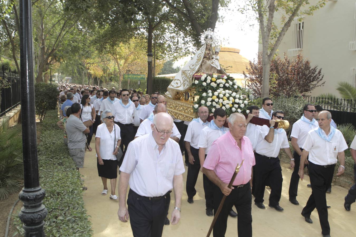 La alamedas se quedan pequeñas para acoger a los fieles de la Virgen de las Huertas