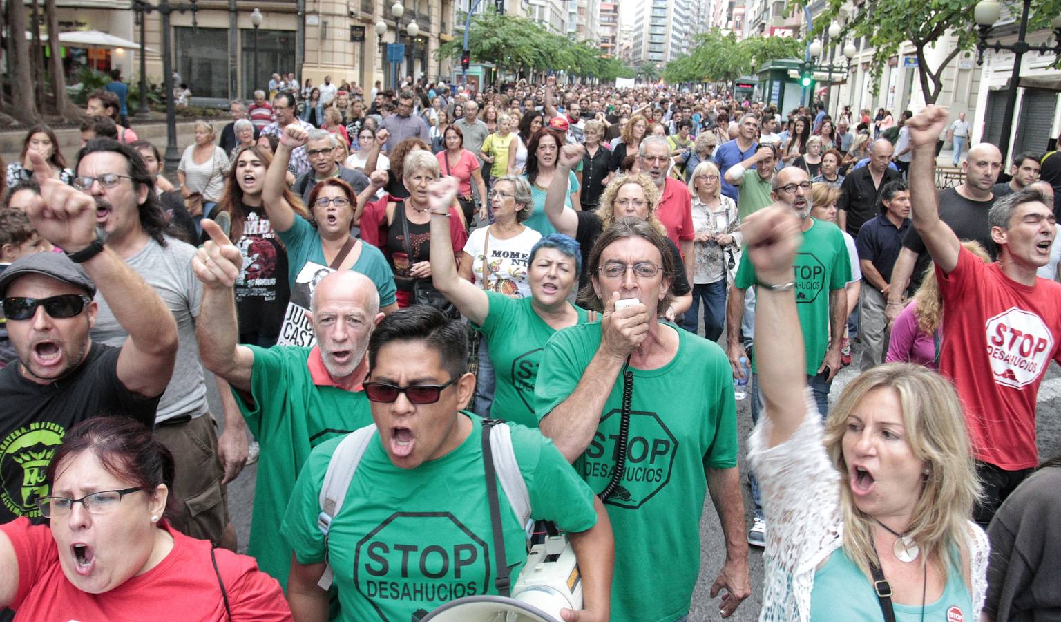 Miles de alicantinos gritan «Castedo dimisión»