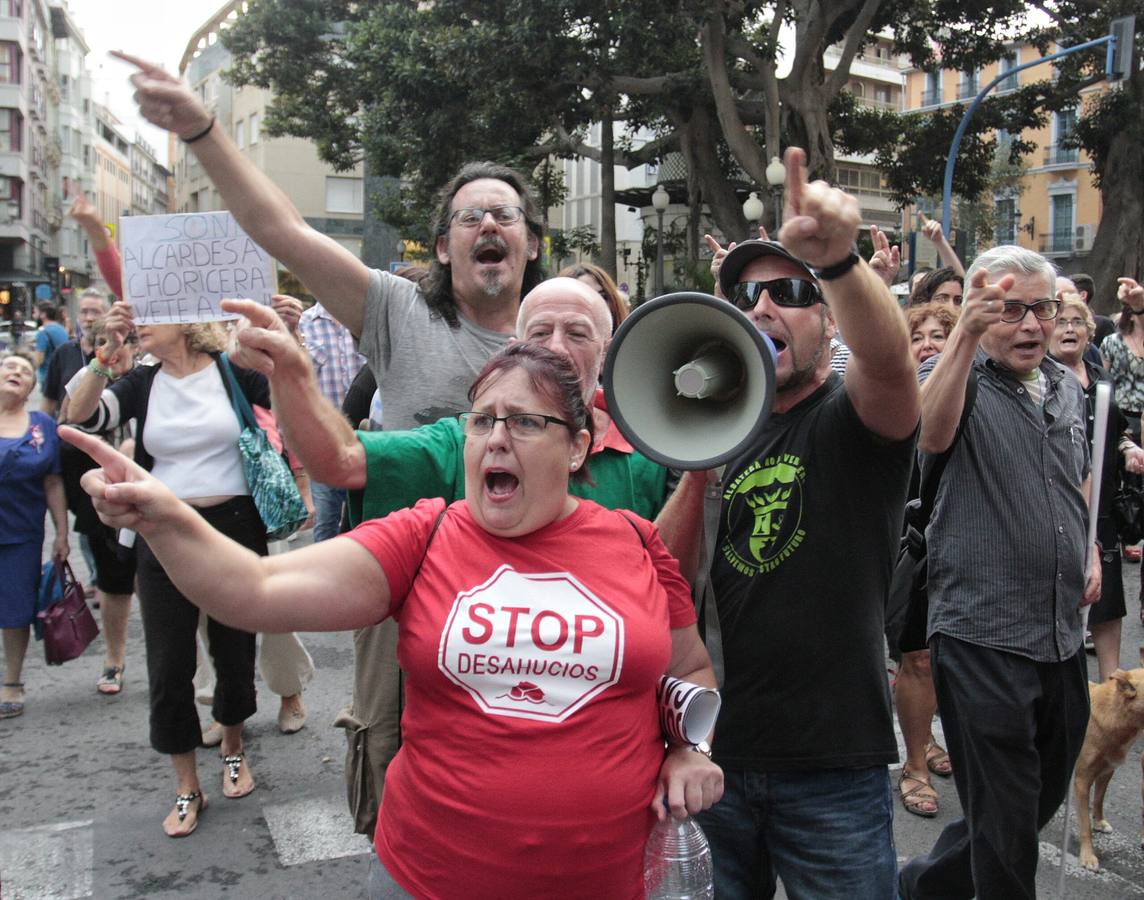 Miles de alicantinos gritan «Castedo dimisión»