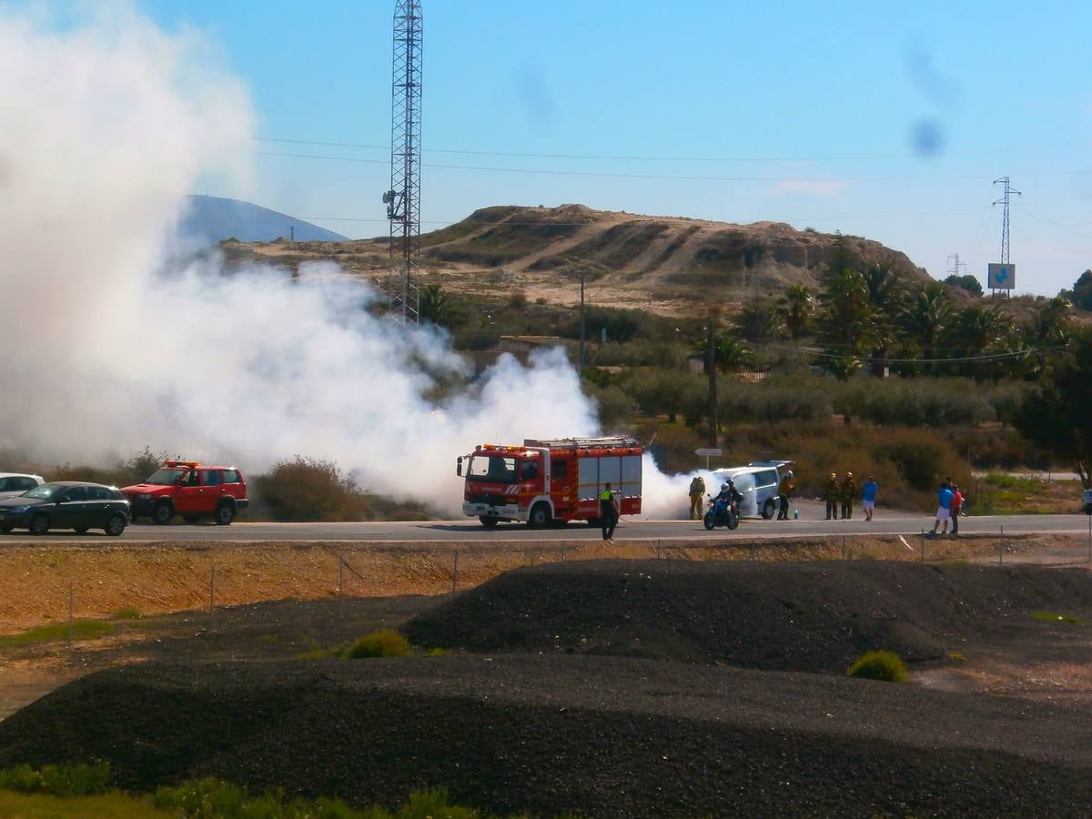 Un furgón que llevaba a un equipo de fútbol sala se incendia en la A-31