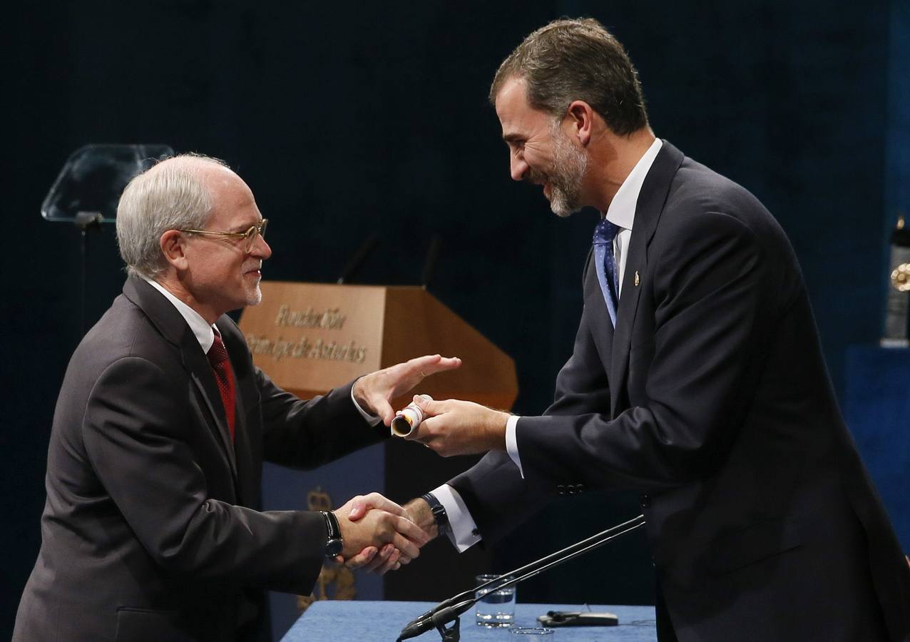 El rey Felipe VI entrega al químico estadounidense Mark E. Davis el Premio Príncipe de Asturias de Investigación Científica y Técnica.