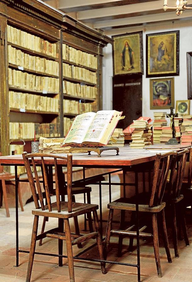 Antiguos volúmenes en la biblioteca del monasterio.