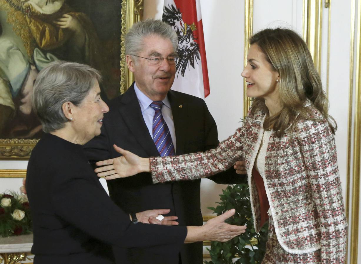 La reina Letizia saluda a la esposa del presidente de Austria.