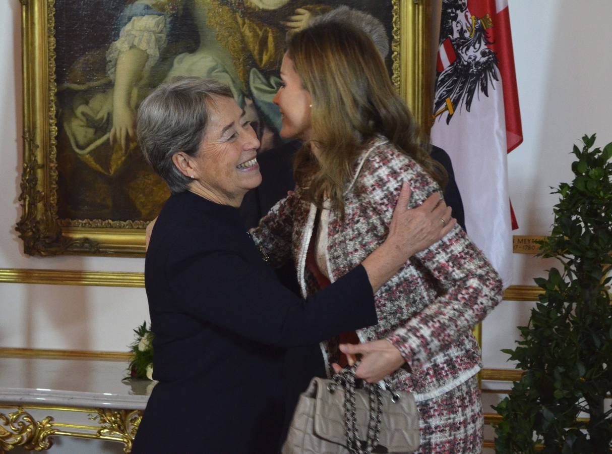 La reina Letizia saluda a Margit, la esposa del presidente de Austria, Heinz Fischer, durante una recepción en el Hofburg, el antiguo Palacio Imperial en Viena.