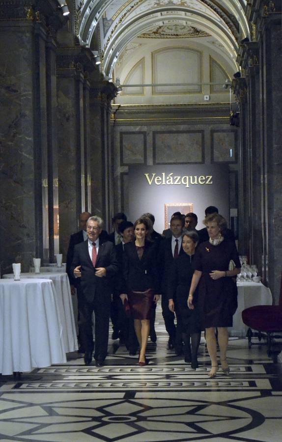 La reina Letizia junto al presidente de Austria, Heinz Fischer (i), y su esposa, Margit (2d), entre otros asistentes.