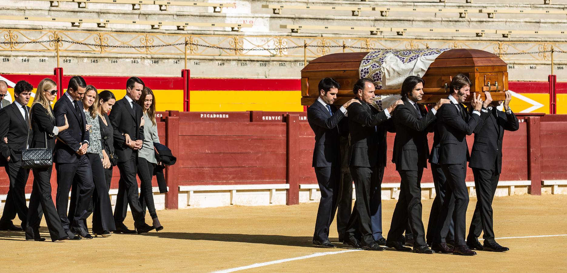 El coso abre sus puertas para la última vuelta al ruedo de Manzanares