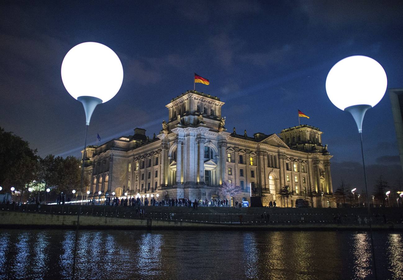 7.000 globos iluminan el recorrido del muro de Berlín