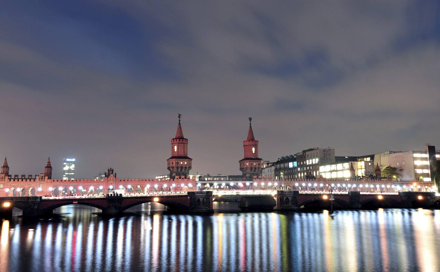 7.000 globos iluminan el recorrido del muro de Berlín