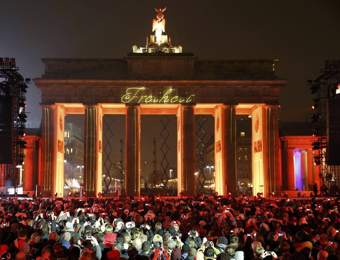 El cielo de Berlín se ilumina para festejar la caída del Muro hace 25 años