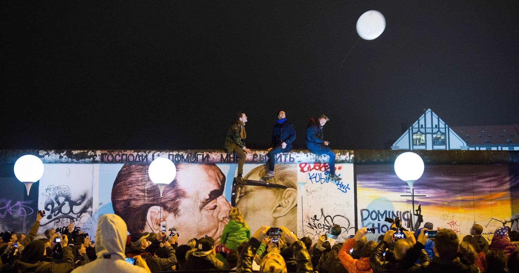 El cielo de Berlín se ilumina para festejar la caída del Muro hace 25 años