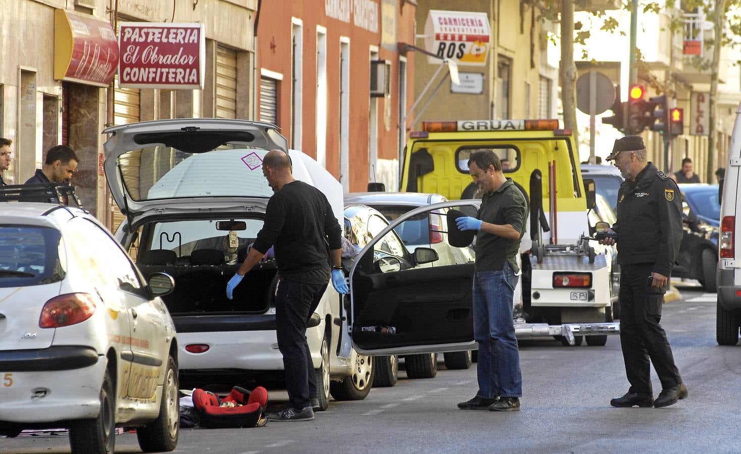 Una mujer herida tras explotar un artefacto en su coche