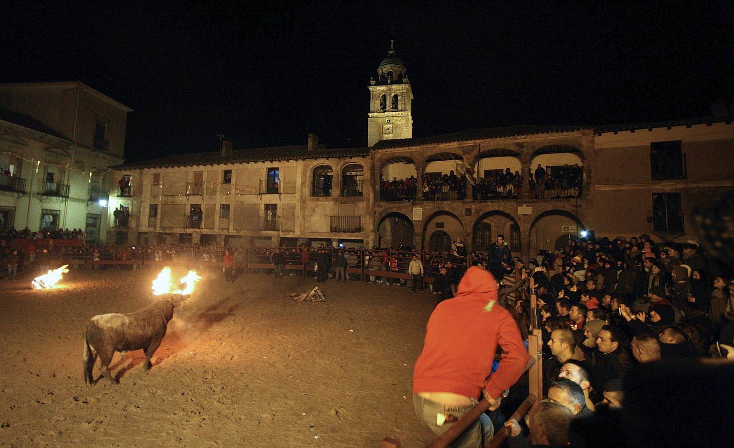 Agentes desalojan a los antitaurinos de la celebración del Toro de Júbilo en Medinaceli