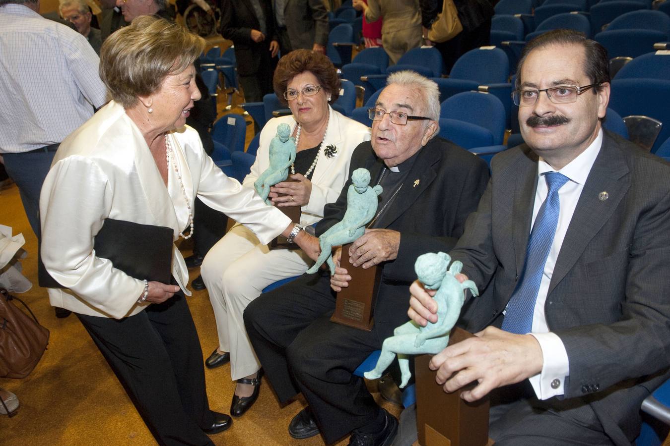 La Consejería de Sanidad y Política Social entraga al obispo emérito monseñor Javier Azagra el premio honorífico Mayor de la Región de Murcia 2011.
